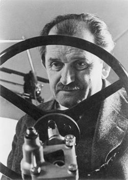 250px Bundesarchiv Bild 183 2005 1017 525 Dr. Ferdinand Porsche